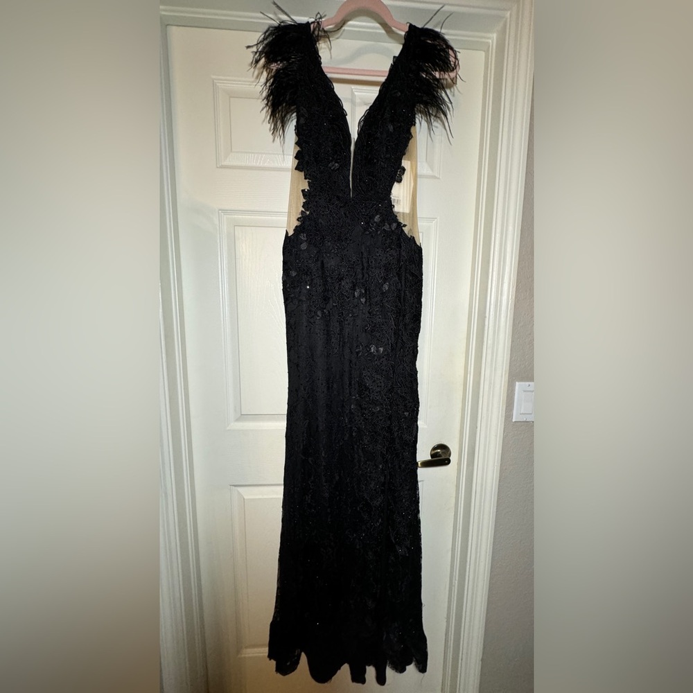 Mac Duggal FEATHER CAP SLEEVE LACE GOWN size 6 style 67782. Black - Picture 12 of 14